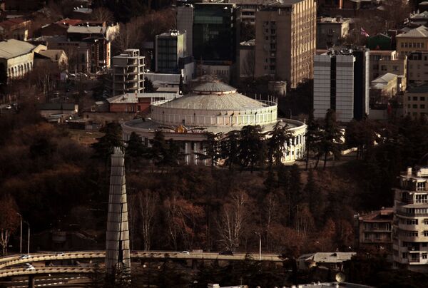 Запущен и Тбилисский цирк. Пришлось долго искать точку, чтобы не так бросалась в глаза ржавчина на крыше, но она заметна даже издалека. А ведь купол цирка – это подлинное торжество человеческого духа – силы, ловкости, смелости и отваги - Sputnik Грузия