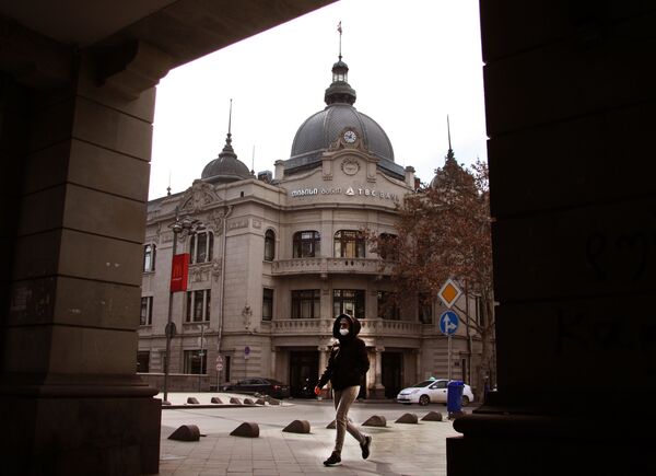 В здании, в порог которого вкраплена надпись Андреотти, много лет размещался тбилисский центральный универмаг. Быть может выбор там был и не особо велик, но несравнимо шире, чем в других магазинах. Теперь здесь расположен центральный офис коммерческого ТВС bank - Sputnik Грузия