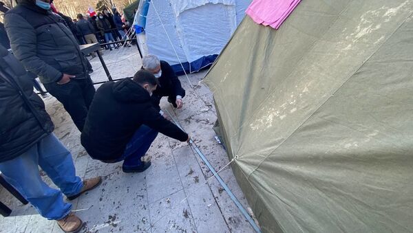 Активисты устанавливают палатки у здания Парламента Грузии  - Sputnik Грузия