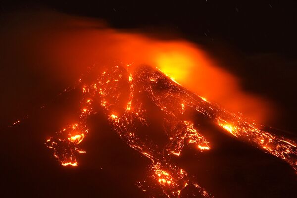 Активный вулкан Этна извергается четвертый раз за неделю - Sputnik Грузия