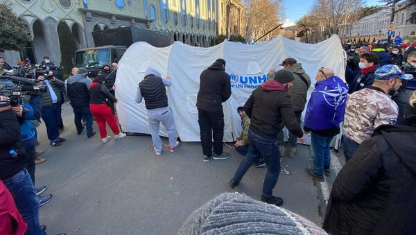 Палатки у здания Парламента Грузии. Акция протеста объединенной оппозиции 26 февраля 2021 года  - Sputnik Грузия