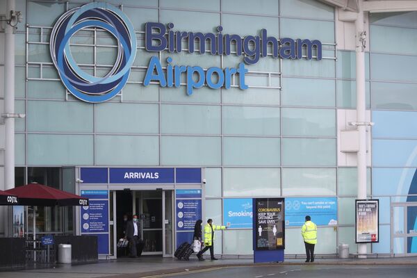 Пассажиров в аэропорту Бирмингема, которые прибыли из стран, внесенных Британией в черный список, провожают в карантинный отель

 - Sputnik Грузия