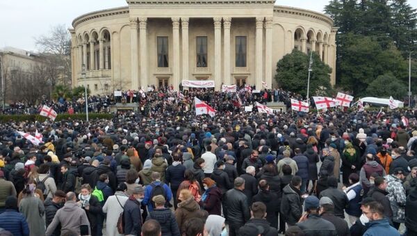 В центре Кутаиси прошла акция протеста против строительства Намахвани ГЭС - видео - Sputnik Грузия