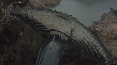Ингури ГЭС - вид сверху на водохранилище и плотину