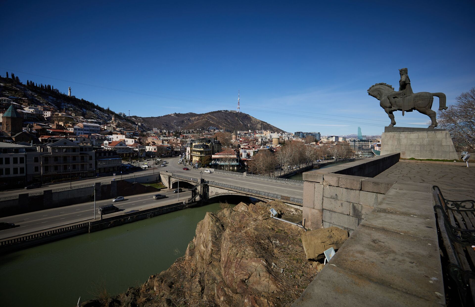 Вид на город Тбилиси - памятник Вахтангу Горгасали и Метехский мост - Sputnik Грузия, 1920, 12.11.2022