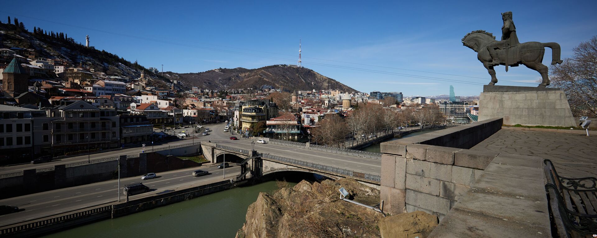 Вид на город Тбилиси - памятник Вахтангу Горгасали и Метехский мост - Sputnik Грузия, 1920, 03.03.2021