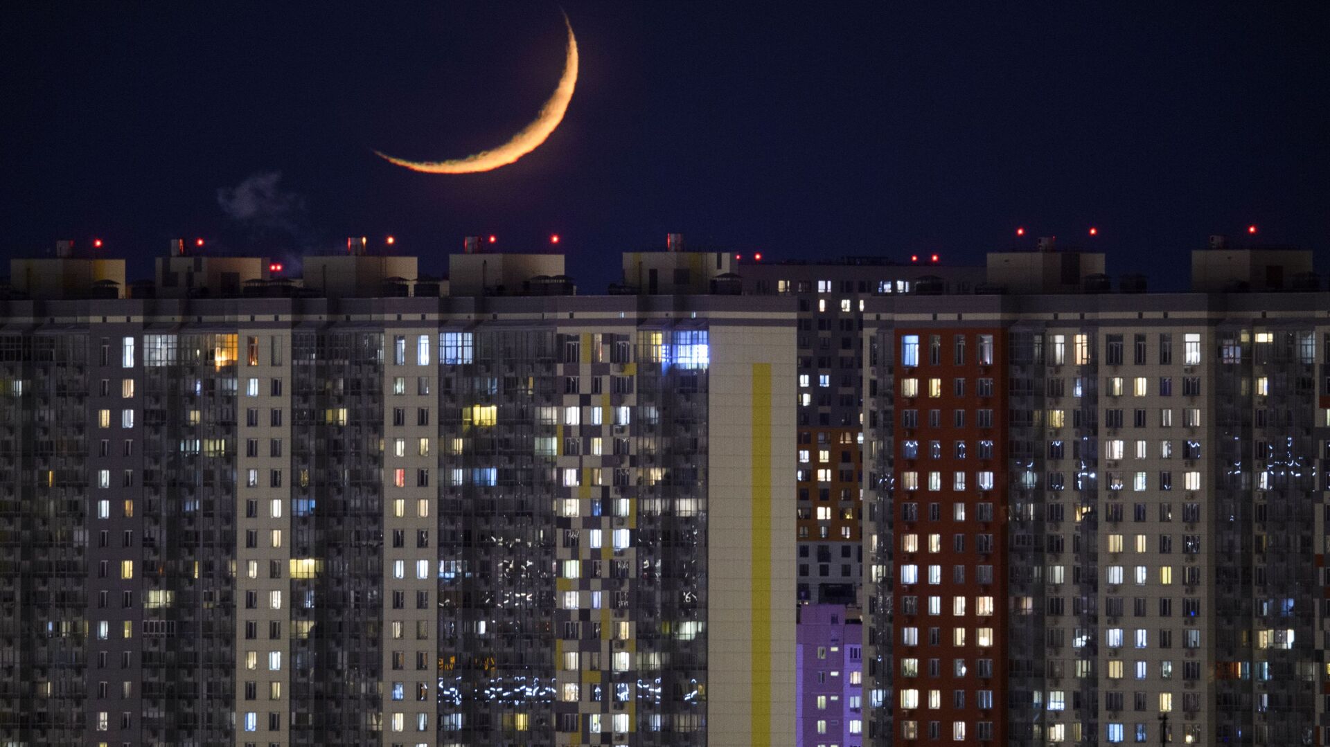 Растущая луна над жилыми домами в микрорайоне Митино в Москве - Sputnik Грузия, 1920, 02.12.2021