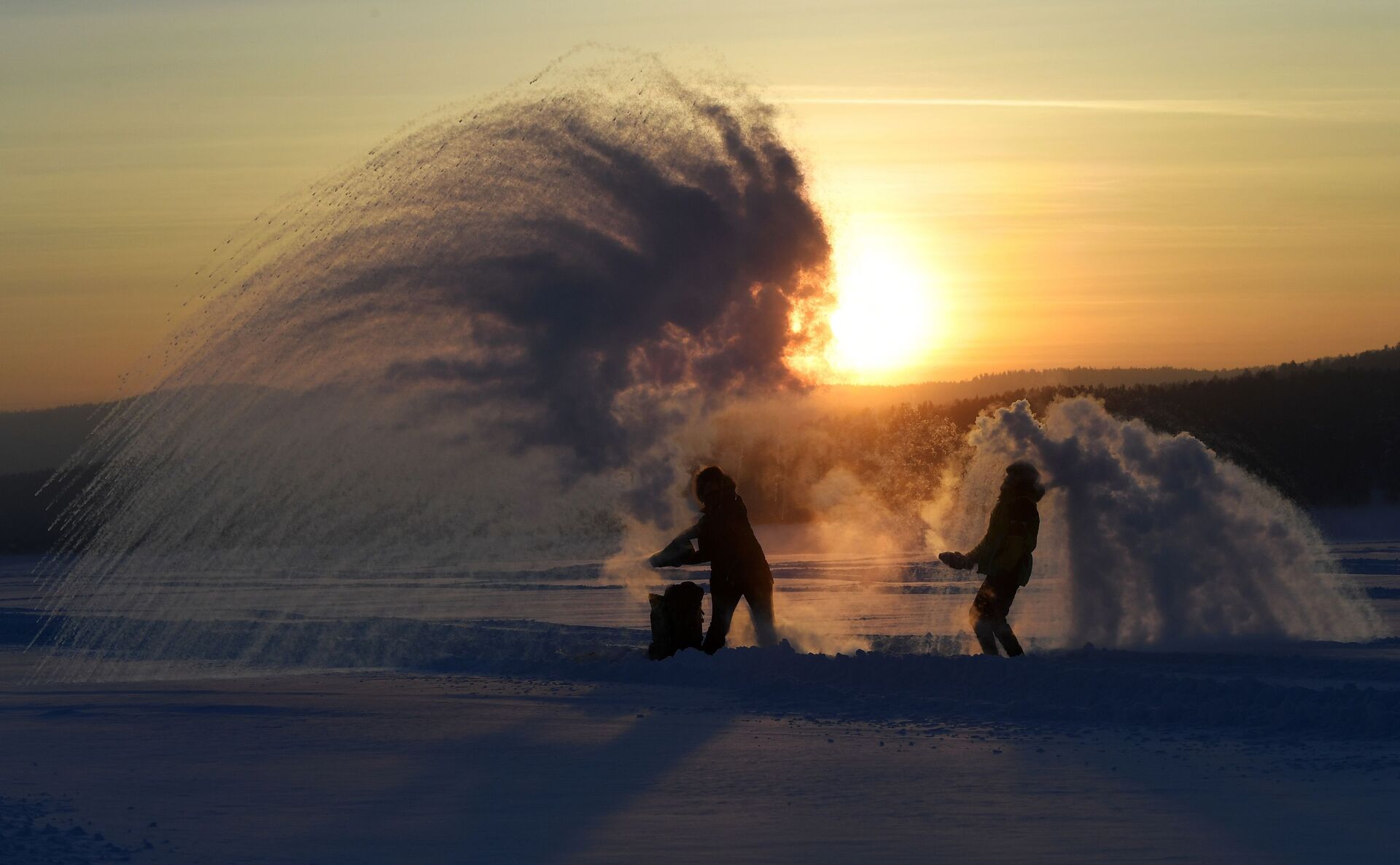 Местные жители устраивают ледяной фейерверк на льду Красноярского водохранилища - Sputnik Грузия, 1920, 30.11.2022