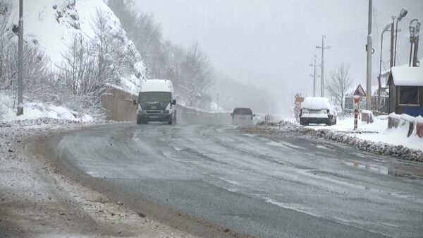 Рикотский перевал зимой - машины едут в гололед по горной трассе - Sputnik Грузия