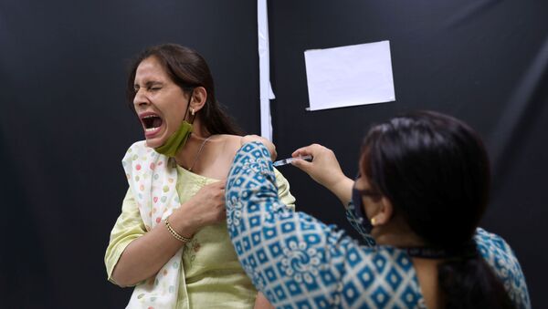 Сотрудница Serum Institute of India во время вакцинации против COVID-19 вакциной индийского производства CoviShield компании AstraZeneca - Sputnik Грузия
