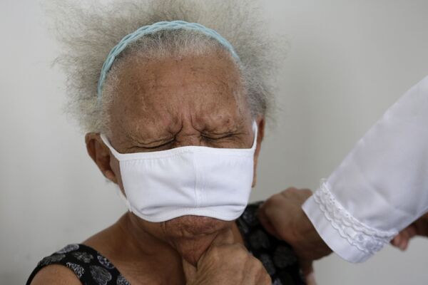 Жительница Бразилии Жюстина Батиста, которой ни много ни мало 90 лет, привилась китайской вакциной Sinovac - Sputnik Грузия