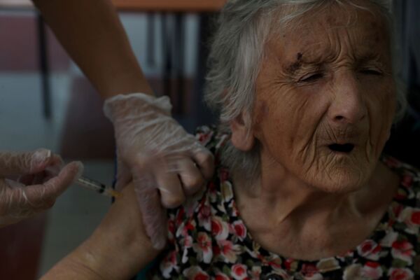 Жительница дома престарелых во время вакцинации CoronaVac в Чили  - Sputnik Грузия