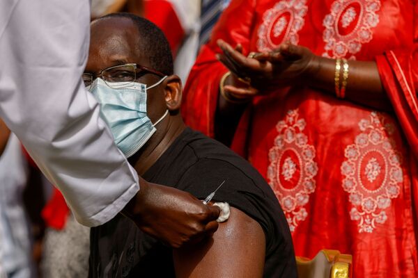 Министр здравоохранения Сенегала Абдулай Диуф Сарр во время вакцинации в Дакаре - Sputnik Грузия