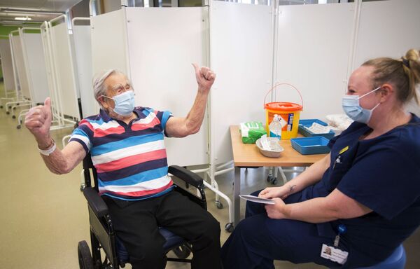 А бывают и такие, которым все нипочем! На фото 98-летний Генри Воукс из Англии после вакцинации Pfizer-BioNTech  - Sputnik Грузия