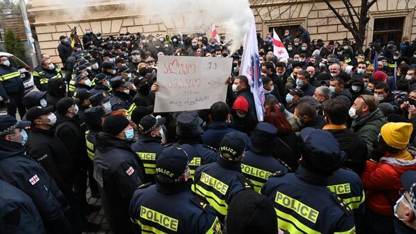 Пикет оппозиции и полицейский кордон у здания парламента Грузии 2 марта 2021 года - Sputnik Грузия