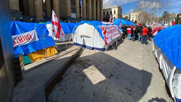 Палатки у здания парламента Грузии 2 марта 2021 года - Sputnik Грузия
