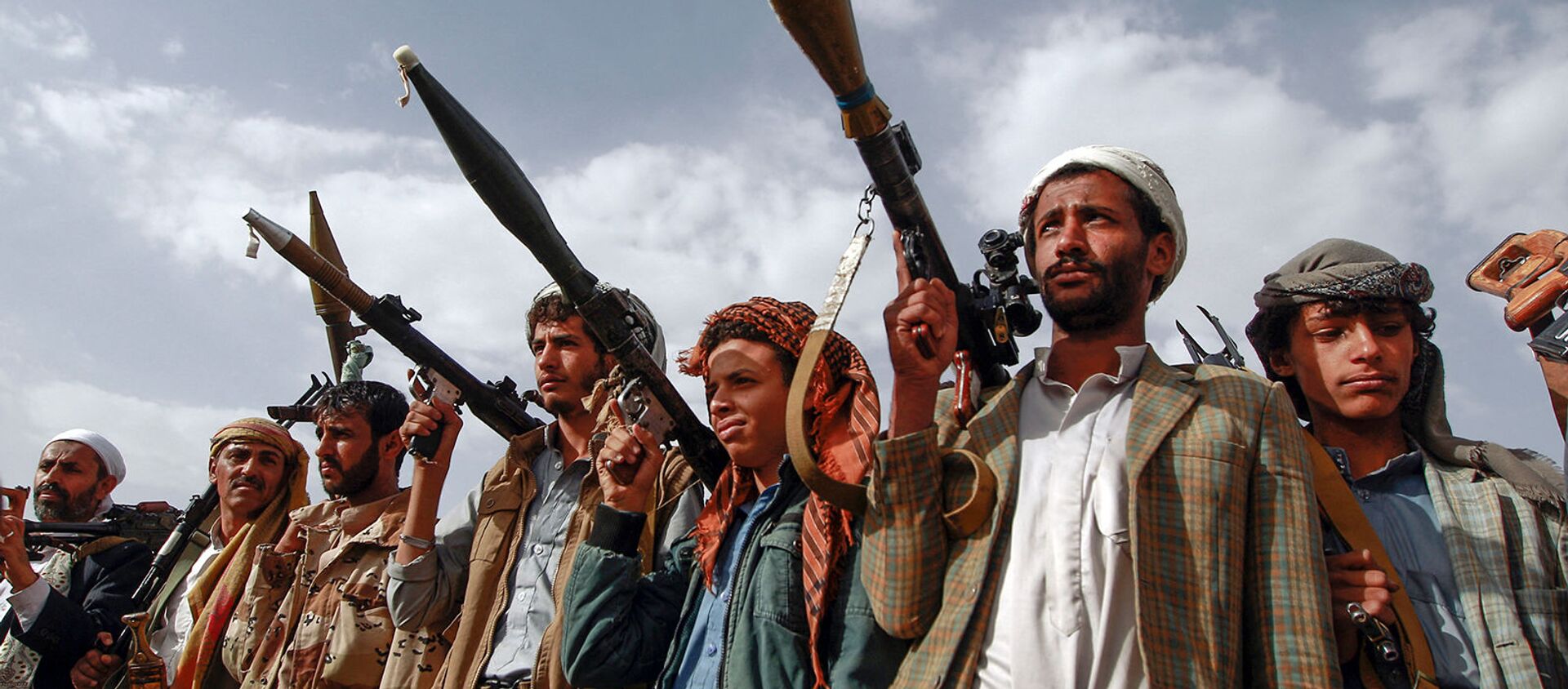 Вооруженные люди, лояльные повстанцам-хути на собрании в Сане (20 июня 2016). Йемен - Sputnik Грузия, 1920, 02.03.2021