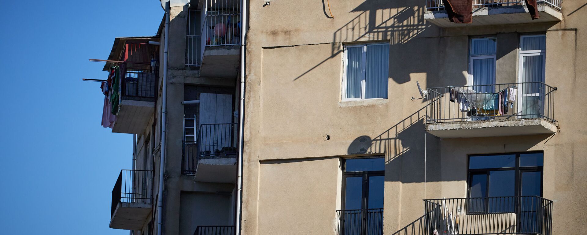 Жилой многоэтажный корпус в столице - решетки на балконе на последнем этаже - Sputnik Грузия, 1920, 08.04.2021