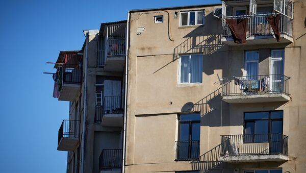 Жилой многоэтажный корпус в столице - решетки на балконе на последнем этаже - Sputnik Грузия