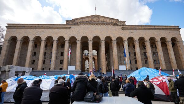 Палатки оппозиции перед зданием парламента Грузии 3 марта 2021 года - Sputnik Грузия