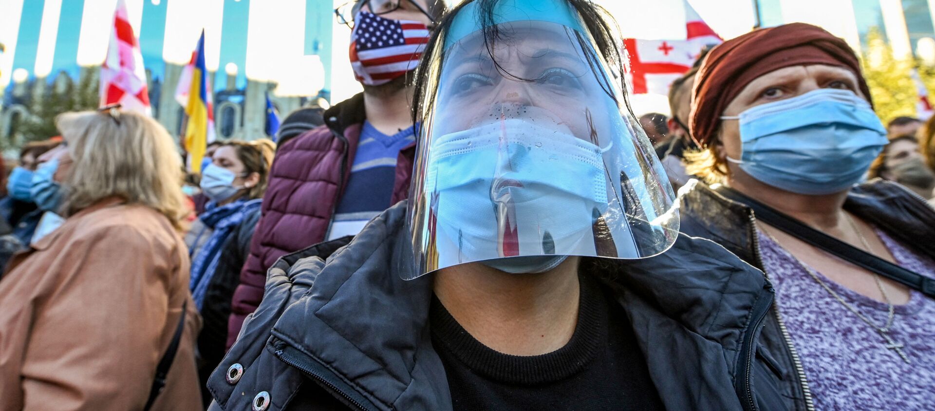Эпидемия коронавируса - люди в масках на митинге - Sputnik Грузия, 1920, 05.03.2021