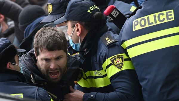 Полиция задерживает активистов оппозиции на акции протеста, архивное фото - Sputnik Грузия