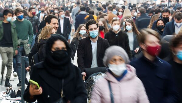 Пандемия коронавируса COVID 19 - прохожие в масках в Риме, Италия - Sputnik Грузия