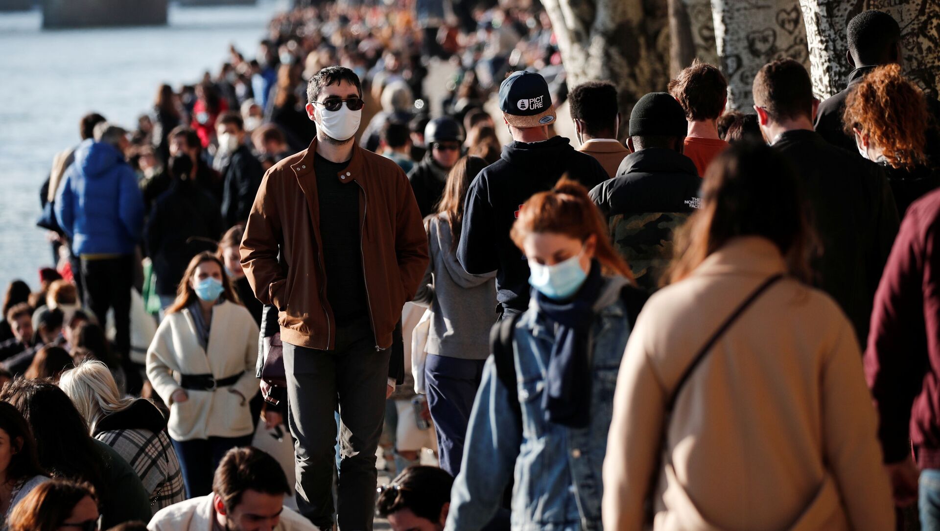 Пандемия коронавируса COVID - люди в масках на берегу Сены в Париже, Франция - Sputnik Грузия, 1920, 04.03.2021