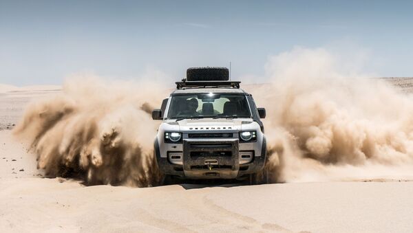 Автомобиль Land Rover Defender в пустыне в Намибии - Sputnik Грузия