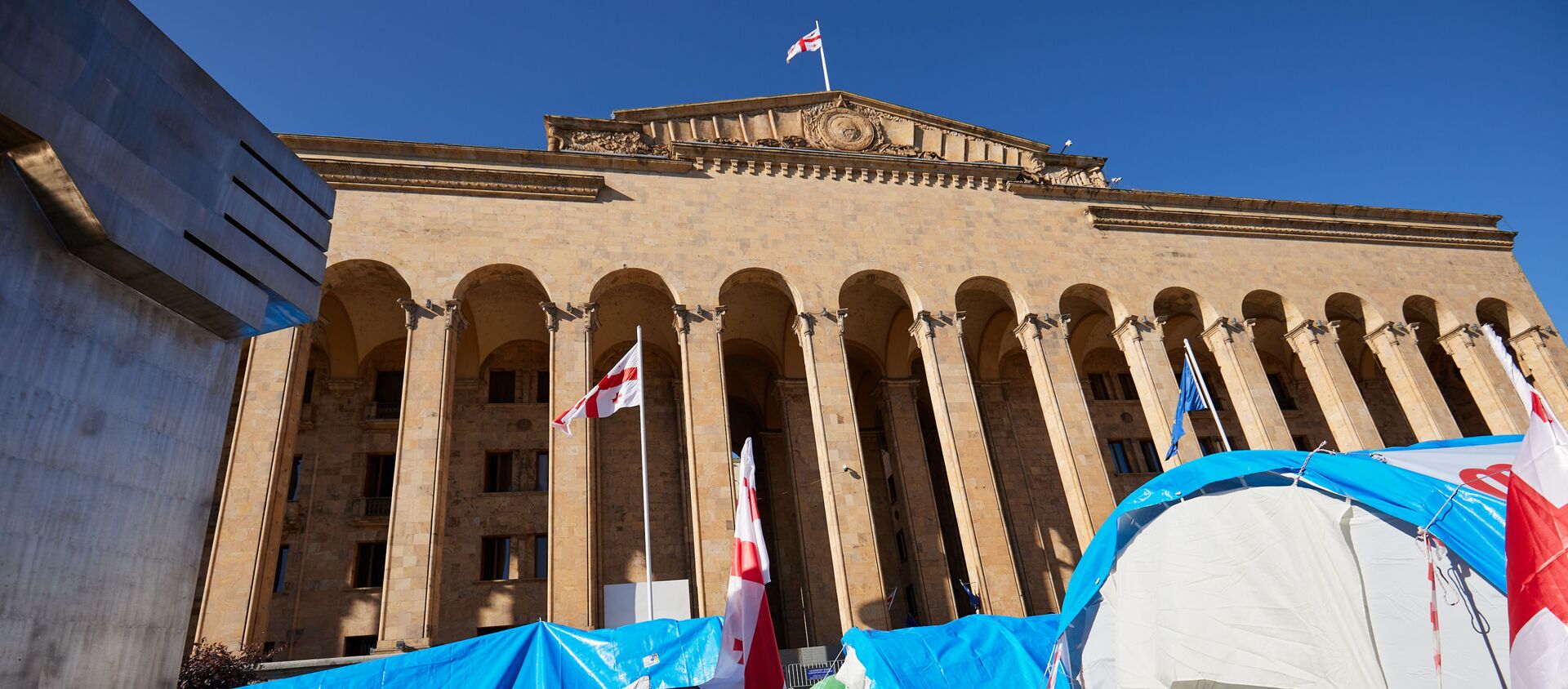 Парламент Грузии и палатки оппозиции на тротуаре 4 марта 2021 года - Sputnik Грузия, 1920, 05.03.2021