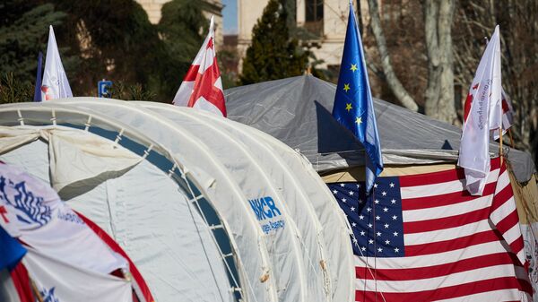 Палатки оппозиции на проспекте Руставели перед зданием парламента Грузии - Sputnik Грузия