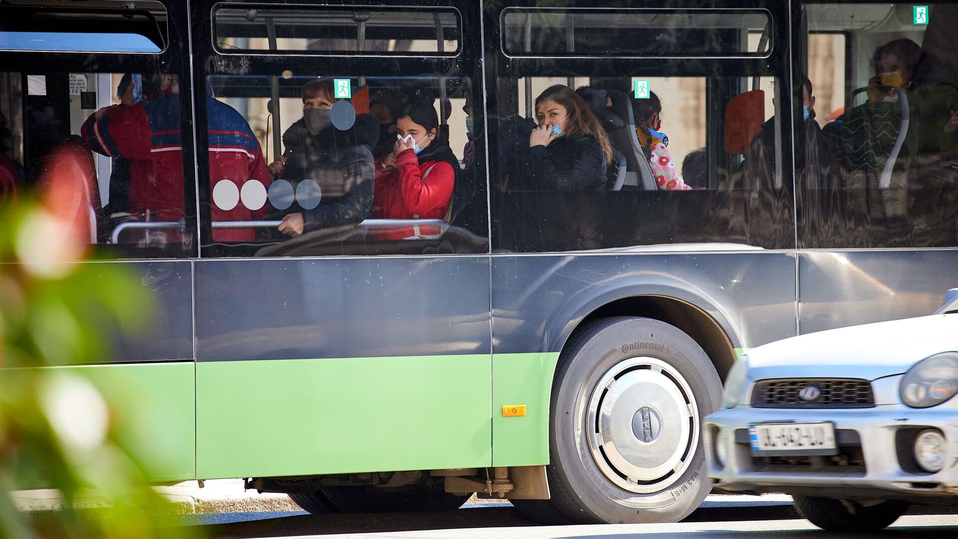 Эпидемия коронавируса - пассажиры в масках в автобусе - Sputnik Грузия, 1920, 14.12.2021