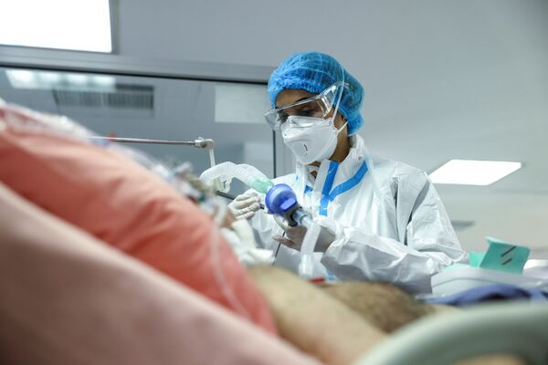 Медсестра у пациента в отделении интенсивной терапии в больнице в Афинах, Греция  - Sputnik Грузия