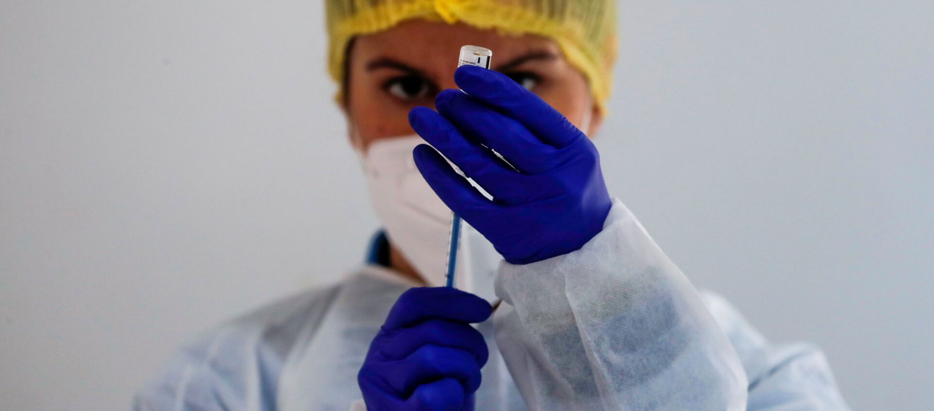 Медицинский работник готовит дозу вакцины Pfizer-BioNTech - Sputnik Грузия, 1920, 18.03.2021