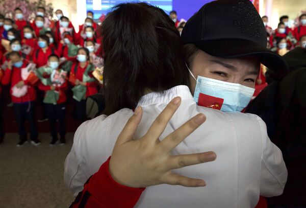 Медицинский работник из китайской провинции Цзилинь прощается с коллегами в международном аэропорту Тяньхэ в Ухане - Sputnik Грузия