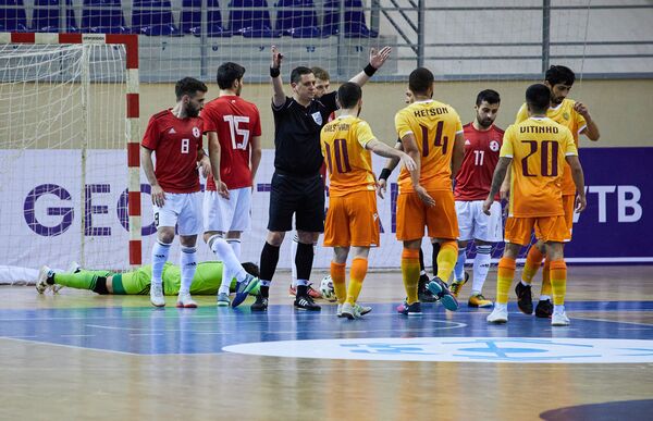 ქართული ნაკრების მეკარეს ბურთი სახეში ძლიერად მოხვდა, თუმცა თავი მალევე უკეთ იგრძნო ქართული ნაკრების მეკარეს ბურთი სახეში ძლიერად მოხვდა, თუმცა თავი მალევე უკეთ იგრძნო - Sputnik საქართველო