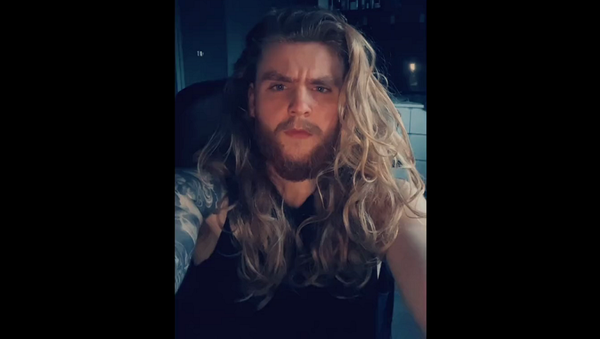 Брутальный парень показал, почему некоторым мужчинам нельзя брить бороду – смешное видео - Sputnik Грузия