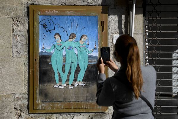 Граффити Три вакцины итальянского уличного художника TvBoy наподобие картины Рафаэля Три грации в Барселоне - Sputnik Грузия