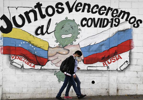 Граффити с изображением флагов Венесуэлы и России с надписью Вместе мы победим COVID-19 в Каракасе - Sputnik Грузия