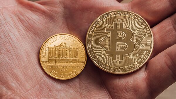 Сувенирный биткоин и золотая монета в 50 евро - Sputnik Грузия