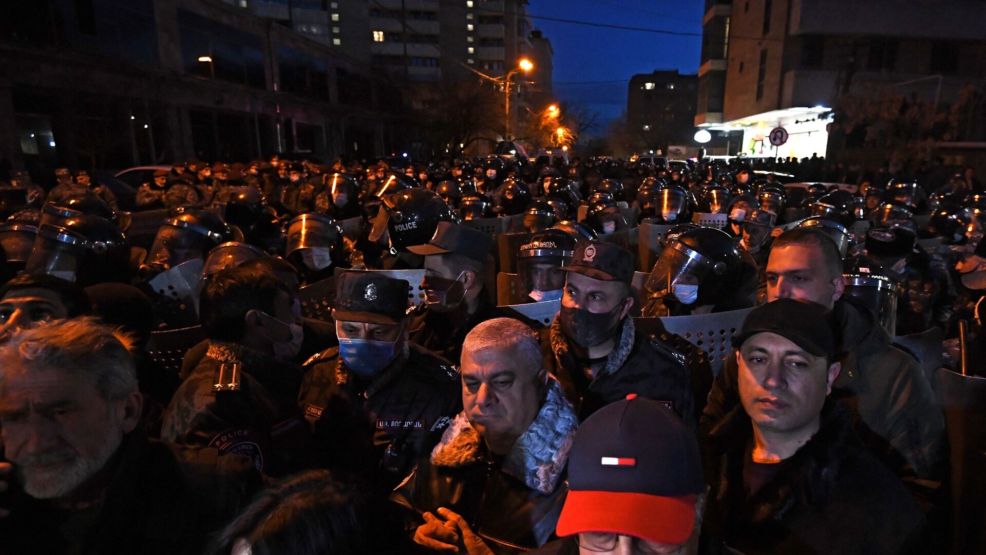 Сотрудники полиции и участники митинга оппозиции на проспекте Баграмяна в Ереване  - Sputnik Грузия, 1920, 03.06.2022