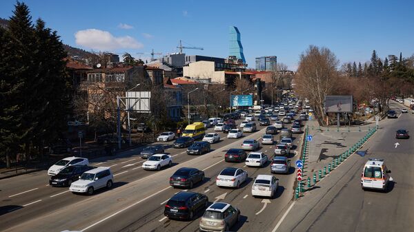 Вид на город Тбилиси - набережная и машины в пробке у Сухого моста - Sputnik Грузия