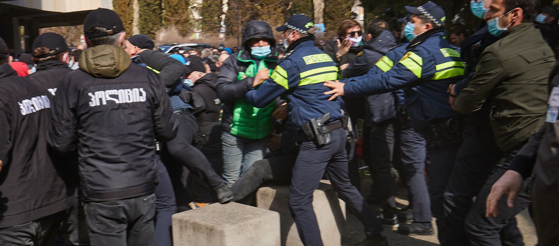 Стычки с полицией во время проведения съезда Союза регби Грузии 10 марта 2021 года - Sputnik Грузия, 1920, 10.03.2021
