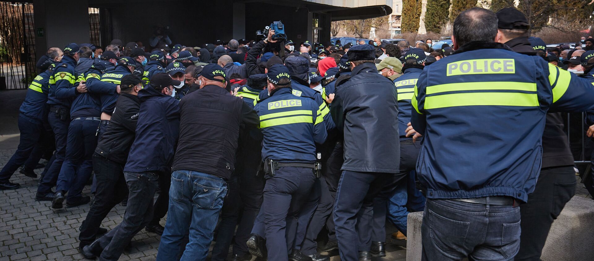Стычки с полицией во время проведения съезда Союза регби Грузии 10 марта 2021 года - Sputnik Грузия, 1920, 10.03.2021