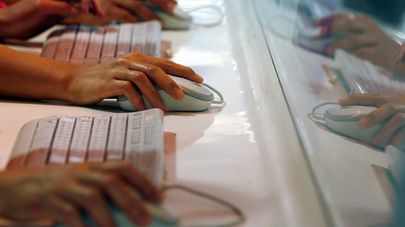 Интернет пользователи работают на компьютере