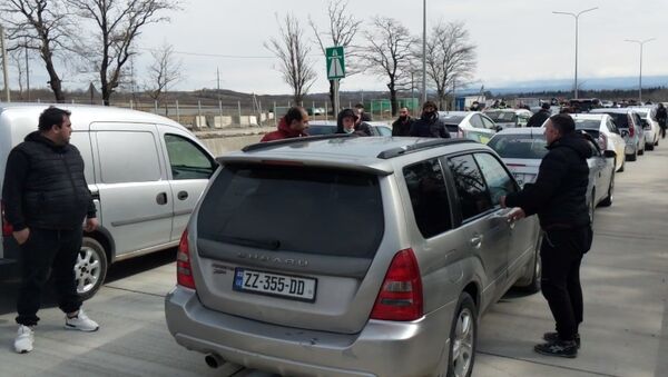 В Кутаиси водители блокировали главную трассу из-за роста цен на бензин - видео - Sputnik Грузия