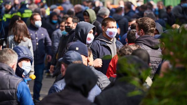 Болельщики и фанаты регби в масках во время эпидемии коронавируса - Sputnik Грузия