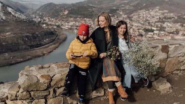 Актриса Юлия Пересильд с детьми в Грузии - Sputnik Грузия