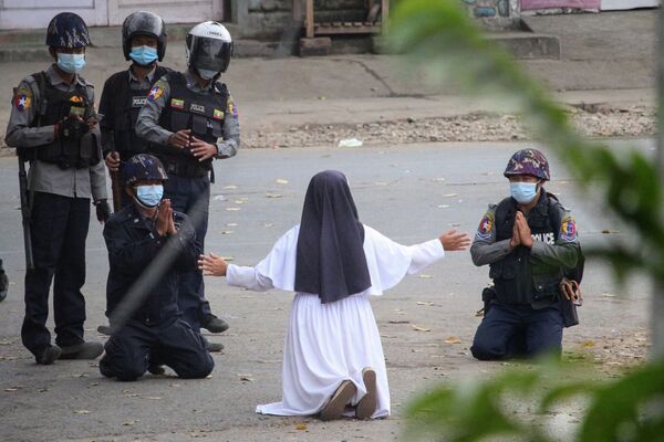Монахиня на коленях просит полицию не причинять вреда протестующим против военного переворота в Мьянме  - Sputnik Грузия