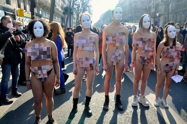 Участники марша феминисток в Париже - Sputnik Грузия